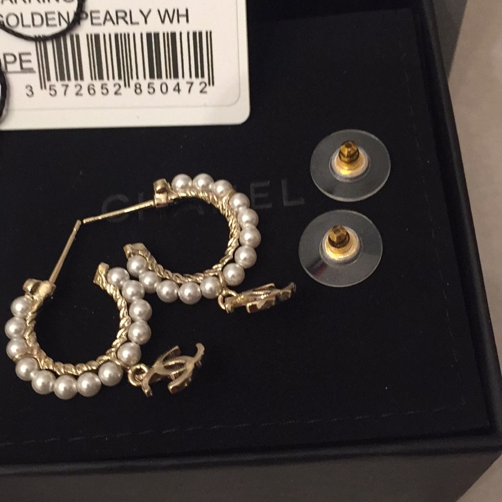 BNWT Authentic CHANEL Charms CC Pearl Dangle Hoops - Picture 3 of 9